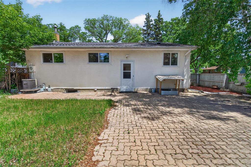 Spacious Home Near University of Manitoba - Thumbnail 2