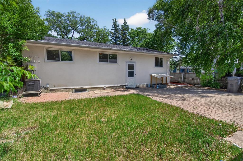Spacious Home Near University of Manitoba - Thumbnail 6